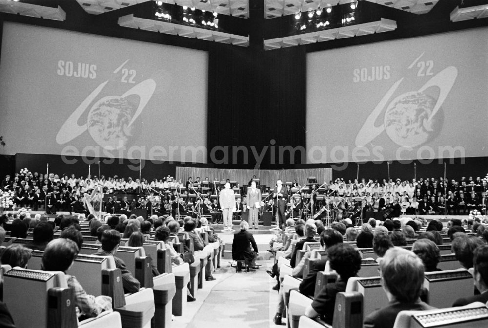 GDR photo archive: Berlin - Event and demonstration of the festiv concert in the Palast der Republik with Erich Honecker and Kosmonauten in the district Mitte in Berlin, the former capital of the GDR, German Democratic Republic