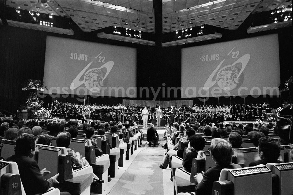 GDR picture archive: Berlin - Event and demonstration of the festiv concert in the Palast der Republik with Erich Honecker and Kosmonauten in the district Mitte in Berlin, the former capital of the GDR, German Democratic Republic
