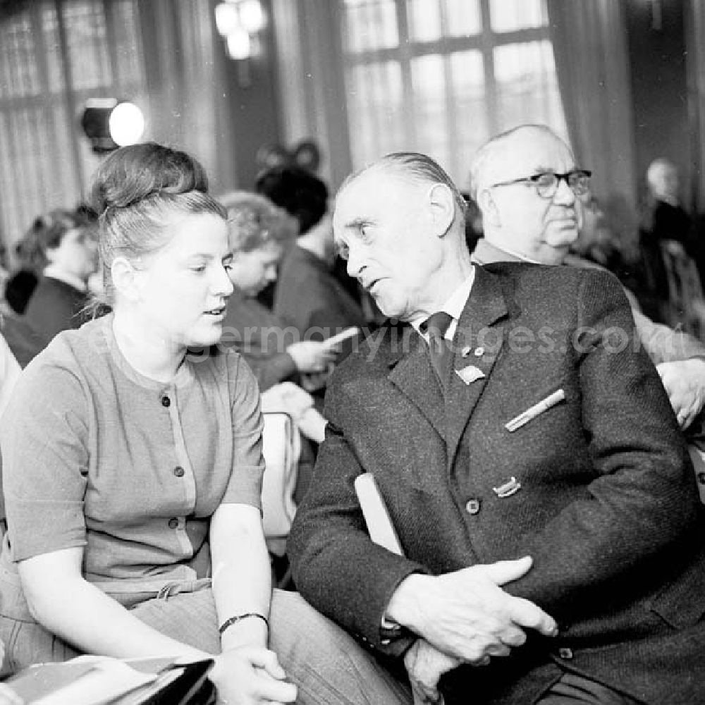 GDR picture archive: Berlin - Der Vorsitzende der Veteranenkomission der Kreisleitung Köpenick, Georg Wische, im Gespräch mit der jüngeren Kandidatin Renate Krauß.
