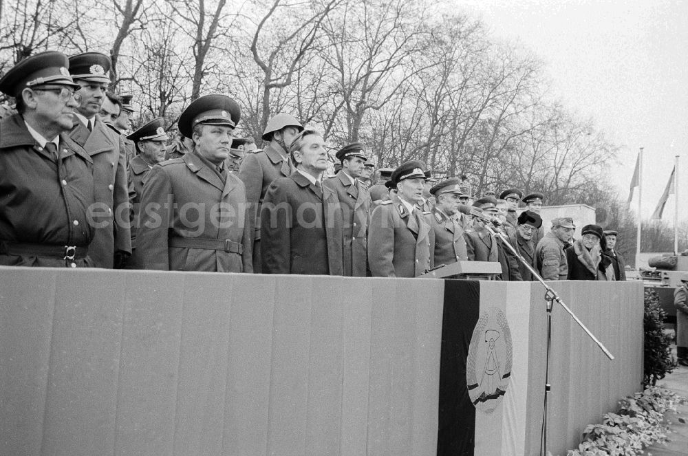 GDR photo archive: Berlin - VIP lounge with high-ranking representatives of the NVA, the national police, the fight groups, to representatives of the Soviet army as well as ex-serviceman of the war by the swearing of the national police (VP) in the Soviet monument in the Treptower park in Berlin, the former capital of the GDR, German democratic republic