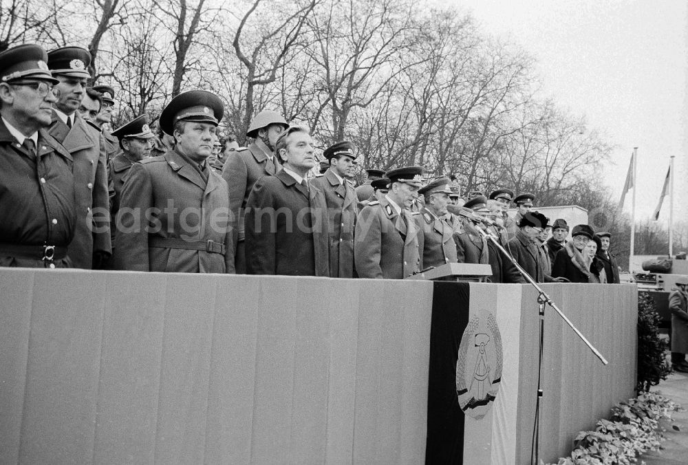 GDR picture archive: Berlin - VIP lounge with high-ranking representatives of the NVA, the national police, the fight groups, to representatives of the Soviet army as well as ex-serviceman of the war by the swearing of the national police (VP) in the Soviet monument in the Treptower park in Berlin, the former capital of the GDR, German democratic republic