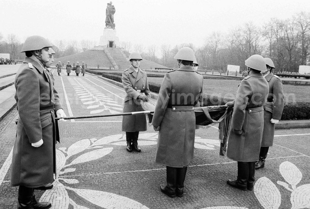 GDR image archive: Berlin - Swearing of the national police (VP) in the Soviet monument in the Treptower park in Berlin, the former capital of the GDR, German democratic republic. Here with the ceremonious ceremony of the oath of office / of vow in the flag