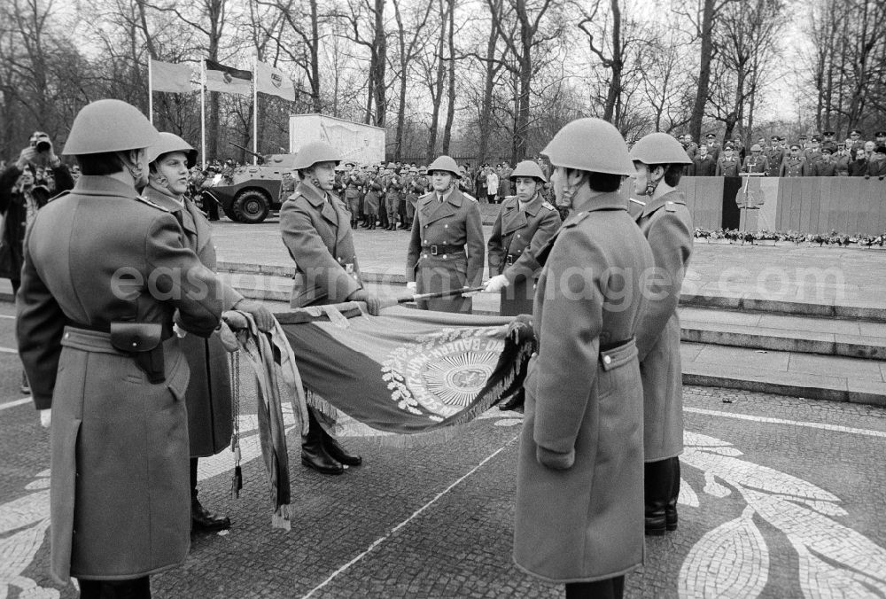 GDR photo archive: Berlin - Swearing of the national police (VP) in the Soviet monument in the Treptower park in Berlin, the former capital of the GDR, German democratic republic. Here with the ceremonious ceremony of the oath of office / of vow in the flag
