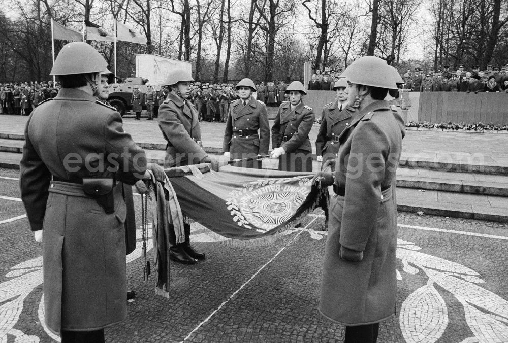 GDR picture archive: Berlin - Swearing of the national police (VP) in the Soviet monument in the Treptower park in Berlin, the former capital of the GDR, German democratic republic. Here with the ceremonious ceremony of the oath of office / of vow in the flag