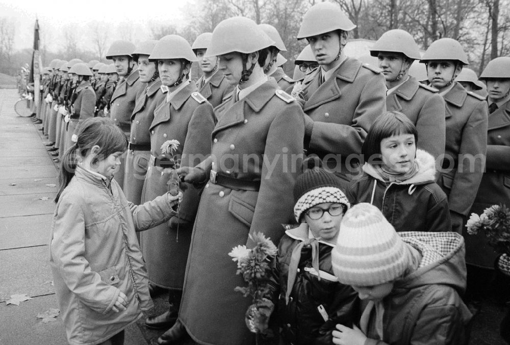 GDR image archive: Berlin - Swearing of the national police (VP) in the Soviet monument in the Treptower park in Berlin, the former capital of the GDR, German democratic republic. Young pioneers to overabundant flowers