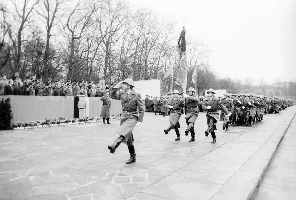 GDR photo archive: Berlin - Parade in the VIP lounge by the swearing of the national police (VP) in the Soviet monument in the Treptower park in Berlin, the former capital of the GDR, German democratic republic