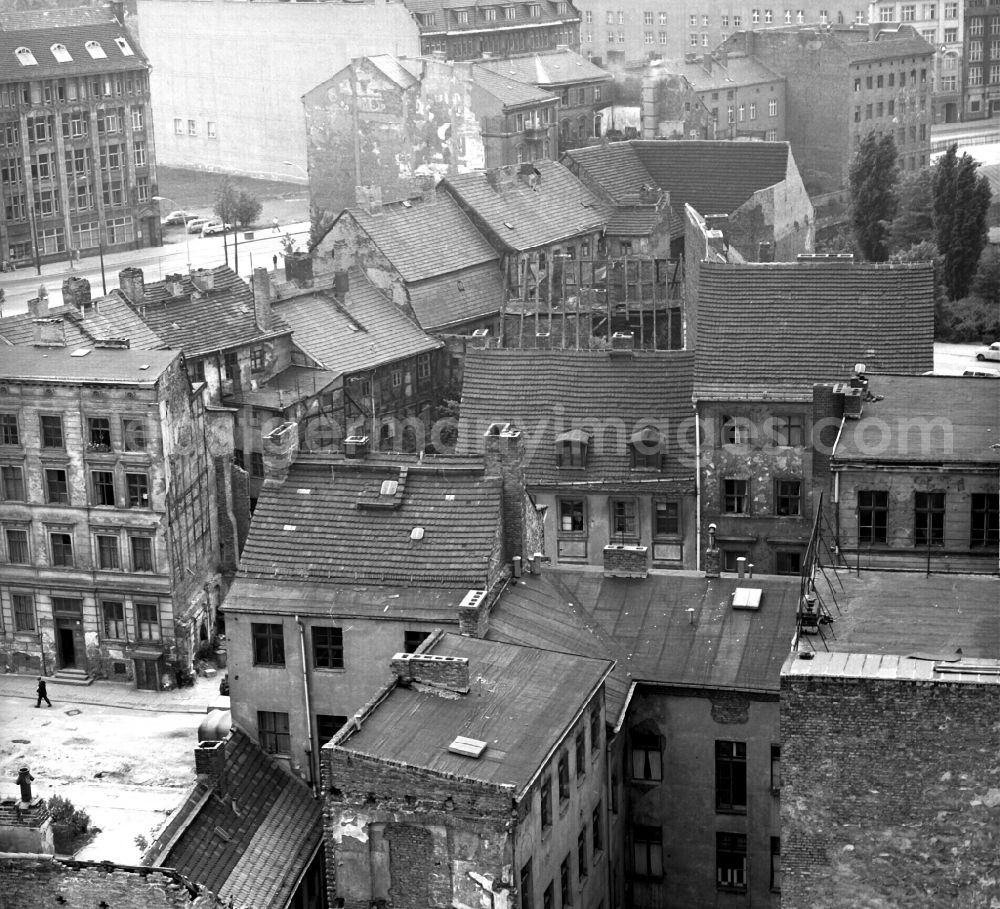 GDR image archive: Berlin - Dilapidated old buildings in the district Mitte in Berlin Eastberlin on the territory of the former GDR, German Democratic Republic
