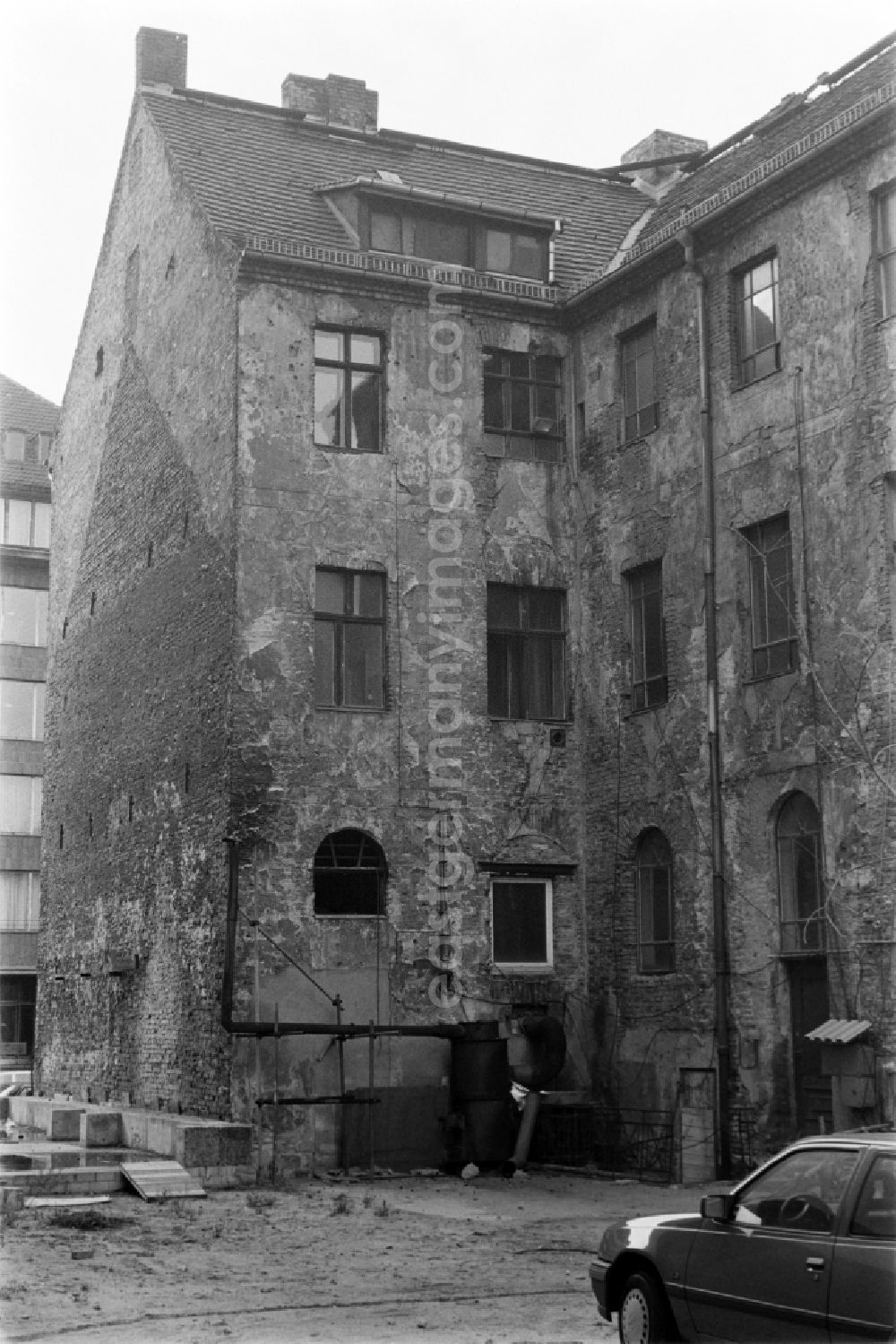 GDR image archive: Berlin - Ruinous old buildings in the vicinity of Oranienburger Strasse in Berlin - Mitte, the former capital of the GDR, German Democratic Republic