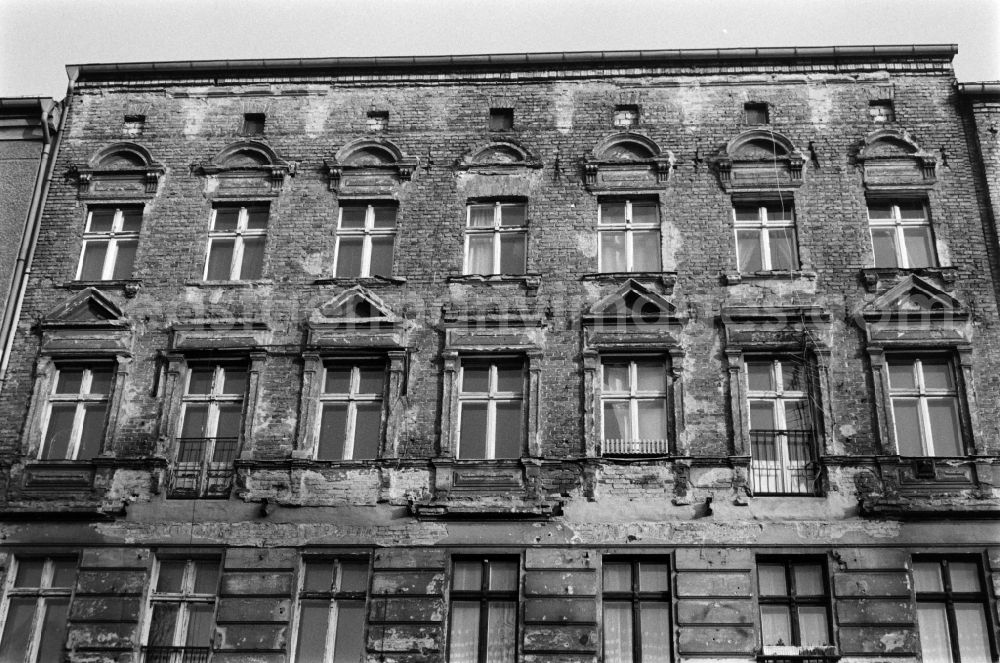 GDR picture archive: Berlin - Ruinous house facade of an old building in Berlin - Prenzlauer Berg, the former capital of the GDR, German Democratic Republic