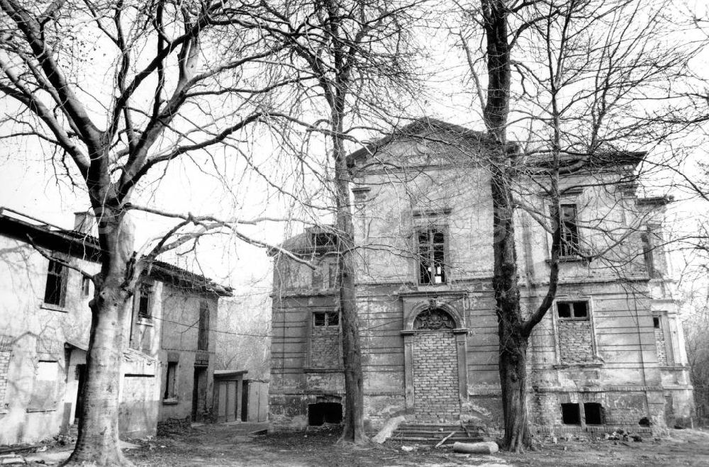 GDR image archive: Leipzig - Blick auf eine verfallene Villa / Ruine mit Nebengebäude.