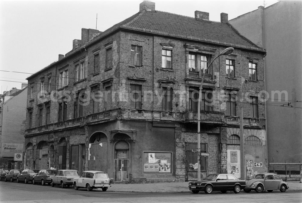 GDR picture archive: Berlin - Ruinous old building on the Oranienburger Strasse on the corner Tucholskystrasse in Berlin - Mitte, the former capital of the GDR, German Democratic Republic