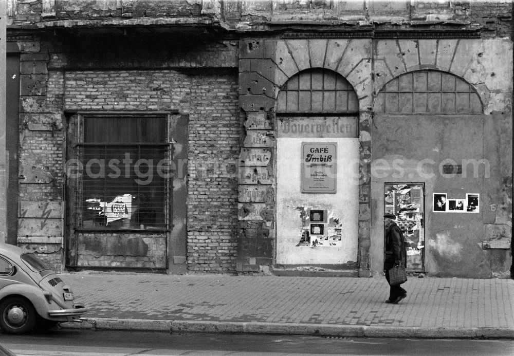 GDR photo archive: Berlin - Ruinous old building on the Oranienburger Strasse on the corner Tucholskystrasse in Berlin - Mitte, the former capital of the GDR, German Democratic Republic