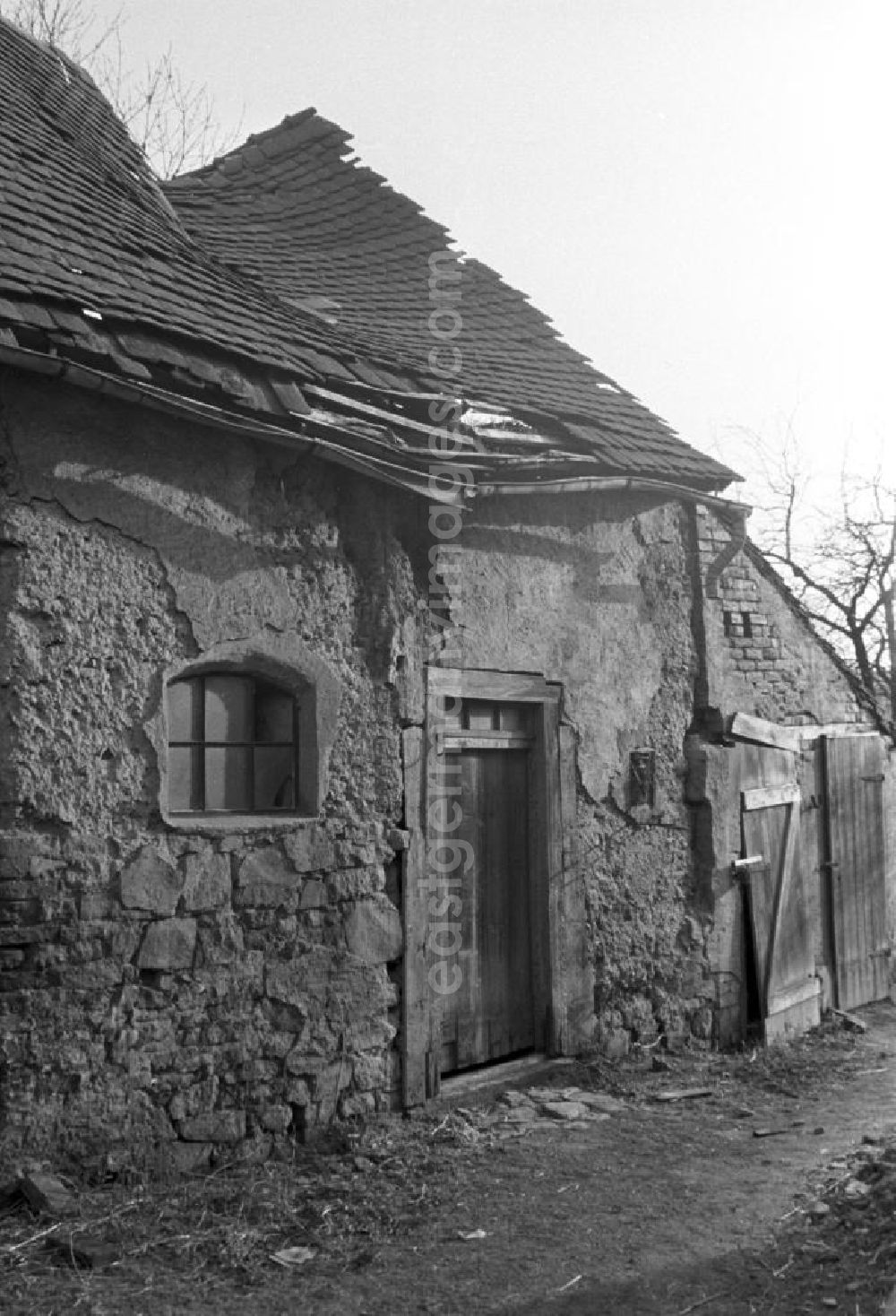 GDR image archive: Leipzig - Blick auf ein verfallenes Haus in einem Dorf bei Leipzig.