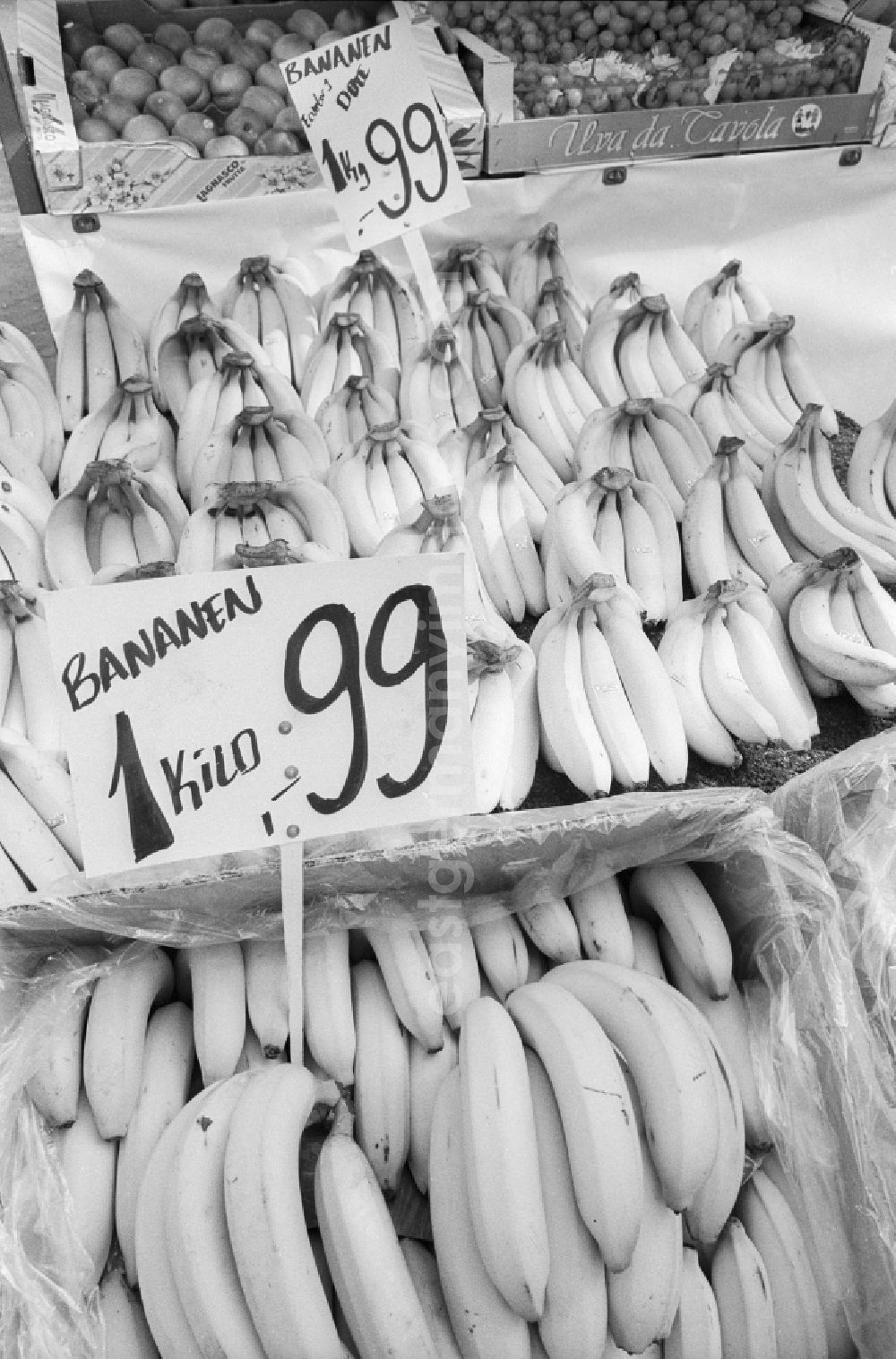 Berlin: Sale of bananas at a market stall. Price tags indicate the price,