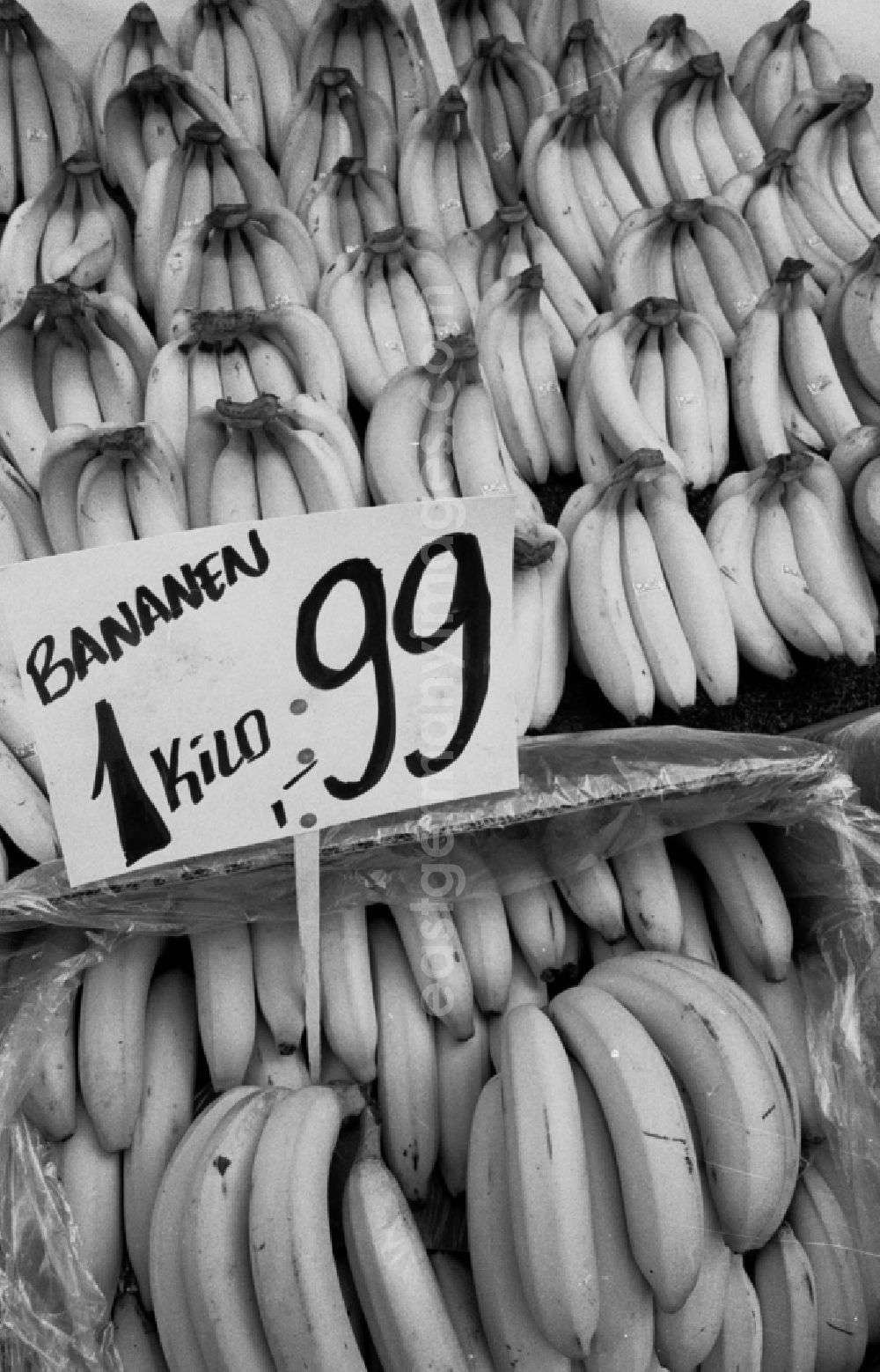 GDR image archive: Berlin - Sale of bananas at a market stall. Price tags indicate the price,
