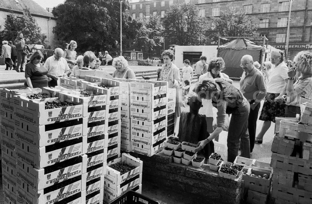 GDR image archive: Werder - Verkauf von Obst und Gemüse auf den Straßen von Werder