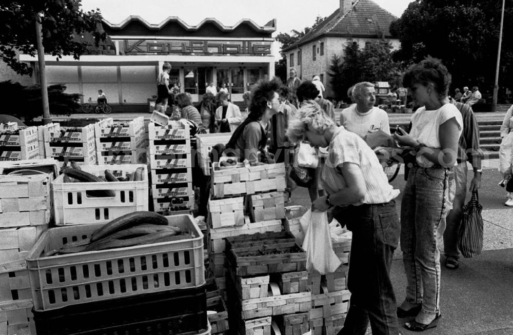 GDR photo archive: Werder - Verkauf von Obst und Gemüse auf den Straßen von Werder