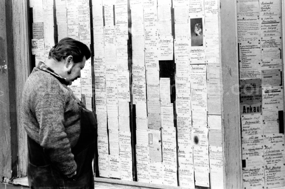 GDR picture archive: Berlin - Sales advertisements and purchase requests for goods and services for daily needs and used items in a shop windows in the district Prenzlauer Berg in Berlin Eastberlin on the territory of the former GDR, German Democratic Republic