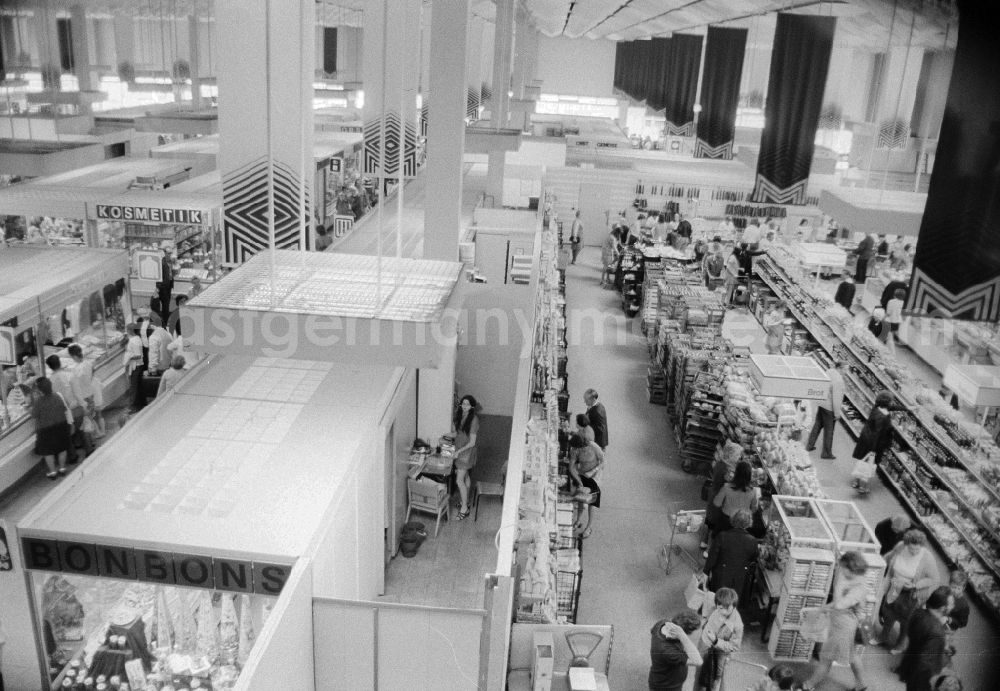 GDR image archive: Berlin - Stands and one a HO purchase hall in the modern formed inside of the covered market on the Alexander's place in Berlin, the former capital of the GDR, German democratic republic