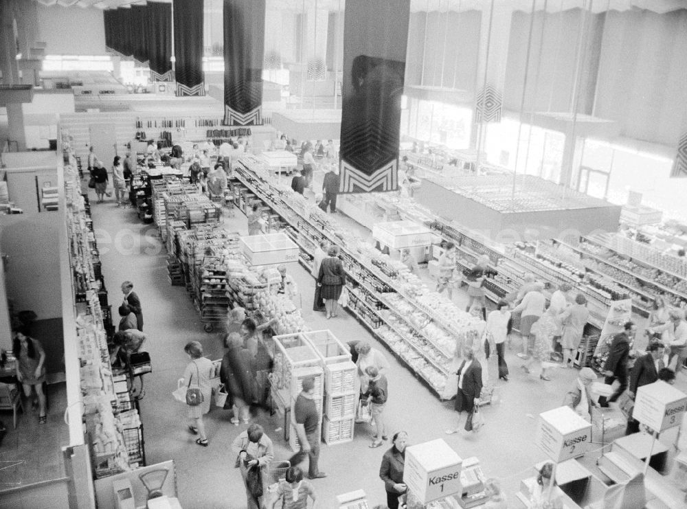 GDR photo archive: Berlin - Stands and one a HO purchase hall in the modern formed inside of the covered market on the Alexander's place in Berlin, the former capital of the GDR, German democratic republic