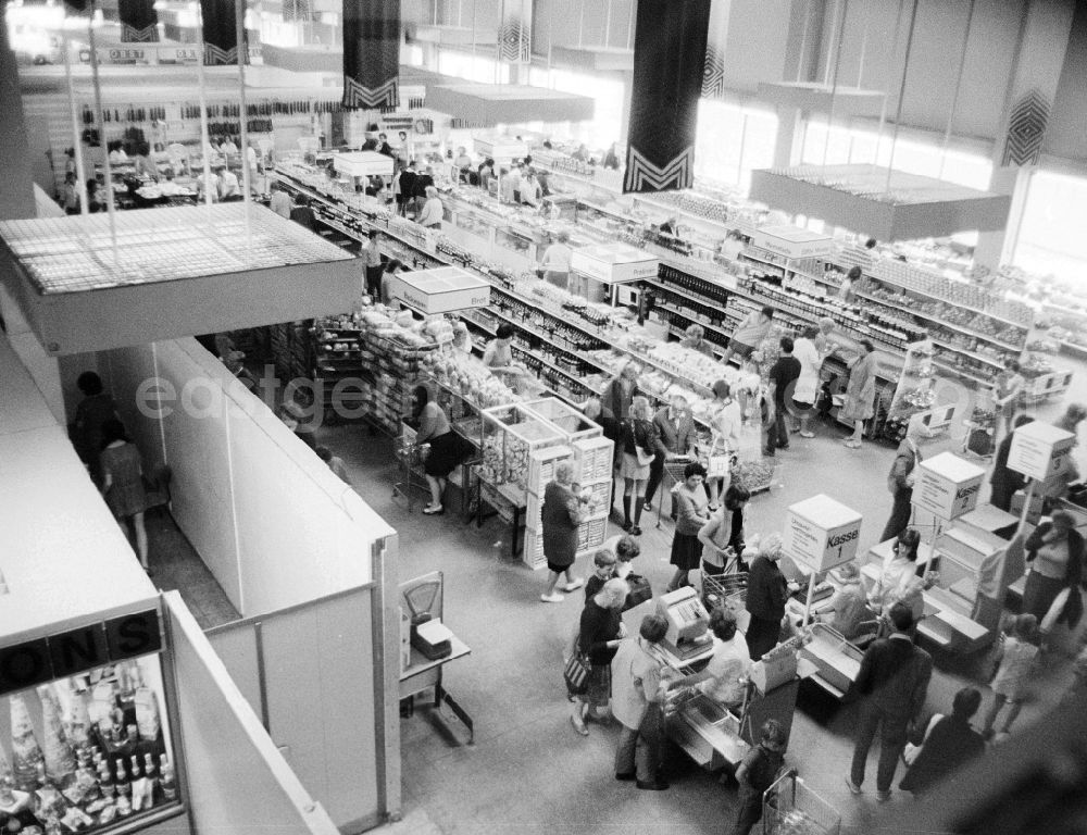 GDR picture archive: Berlin - Stands and one a HO purchase hall in the modern formed inside of the covered market on the Alexander's place in Berlin, the former capital of the GDR, German democratic republic