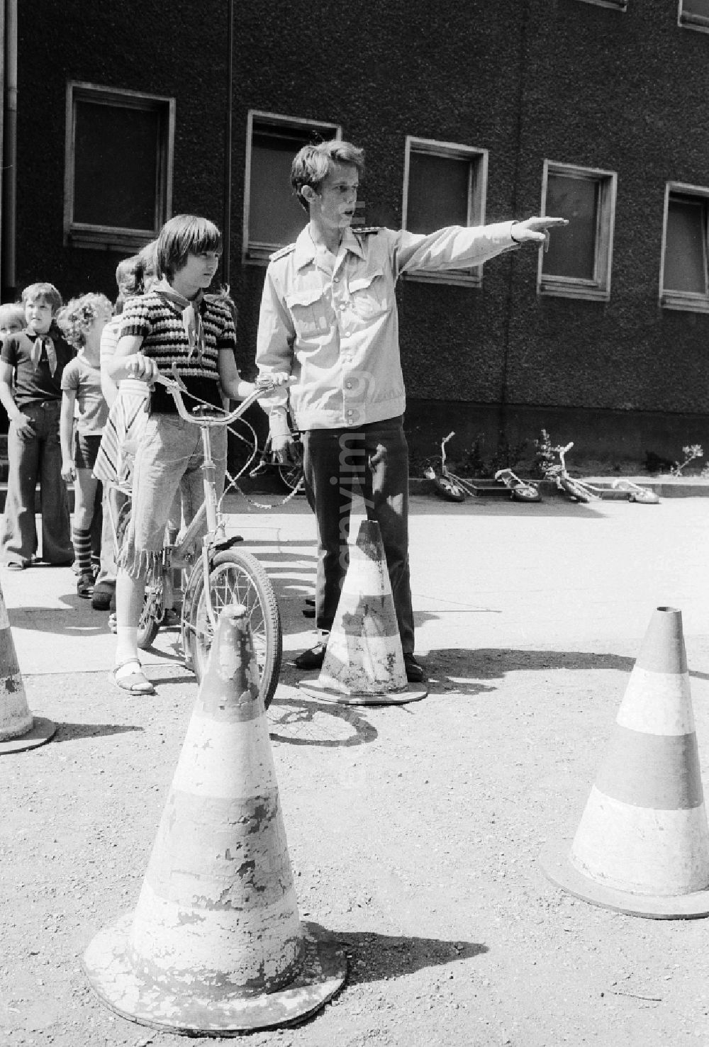 GDR photo archive: Berlin - Schoolgirls and schoolboys with the road safety education in the holiday's plays / hoard on the summer holidays in Berlin, the former capital of the GDR, German democratic republic. The holiday's plays were intended mainly for schoolboys first to the fourth class