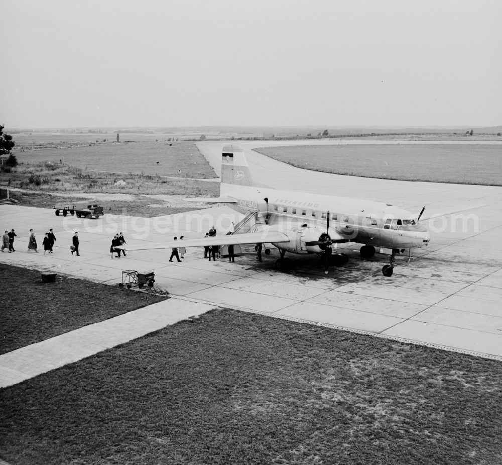 GDR picture archive: Erfurt - assenger handling on the tarmac at the airport Bindesleben on a commercial aircraft Ilyushin IL-14 P of the GDR airline INTERFLUG in Erfurt in Thuringia