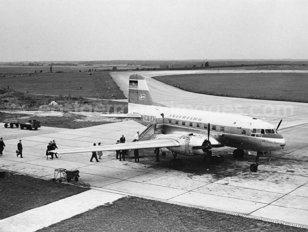 GDR image archive: Erfurt - assenger handling on the tarmac at the airport Bindesleben on a commercial aircraft Ilyushin IL-14 P of the GDR airline INTERFLUG in Erfurt in Thuringia