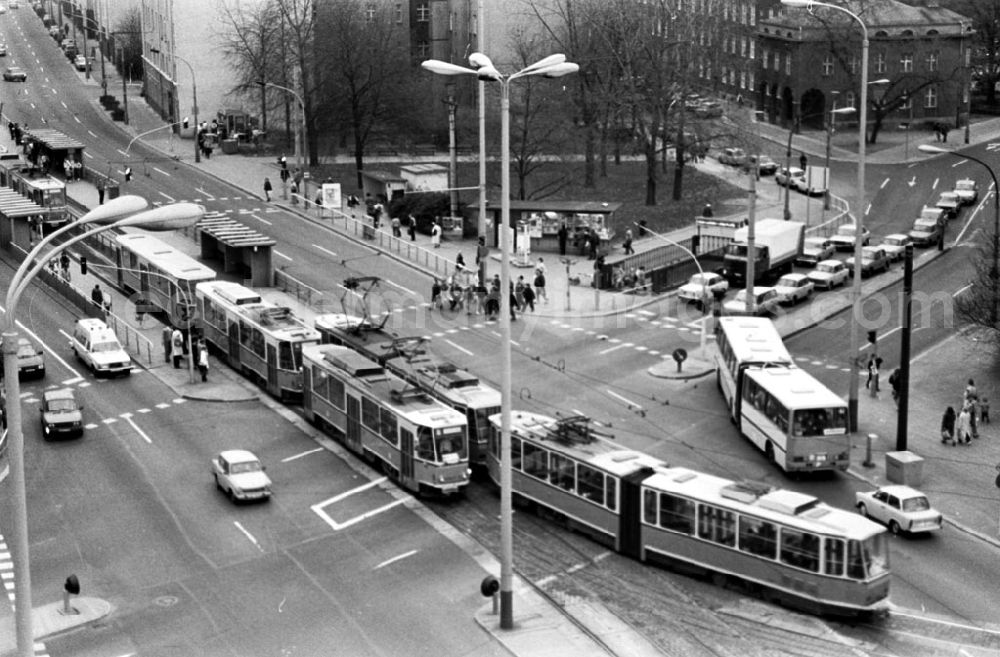 GDR image archive: Berlin-Mitte - Verkehrsknotenpunkt der BVB am Rosa-Luxemburg-Platz 15.11.89