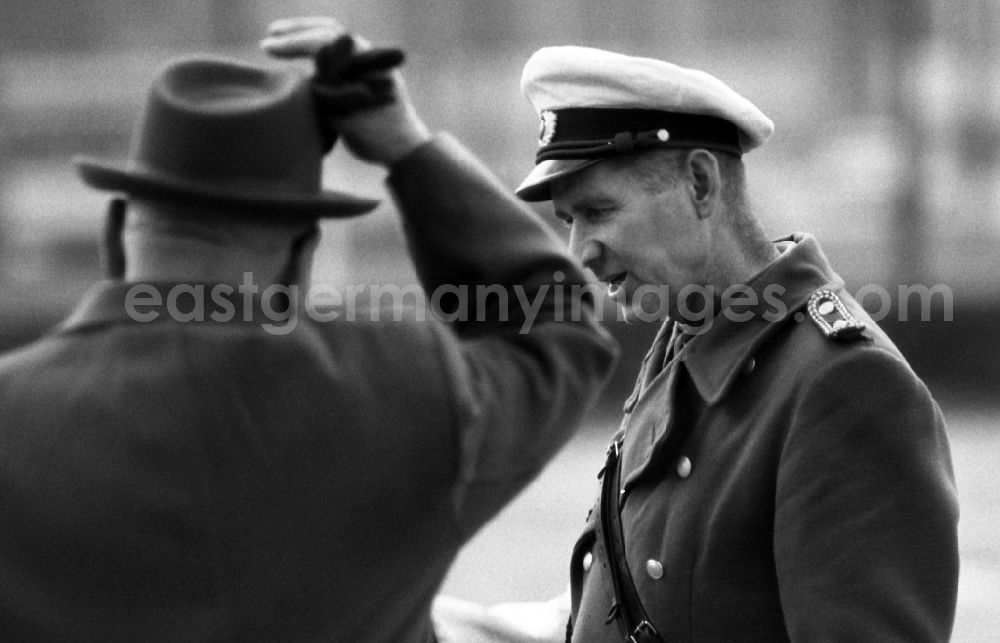 GDR picture archive: Berlin - Traffic policeman speaks with a passerby in East Berlin on the territory of the former GDR, German Democratic Republic