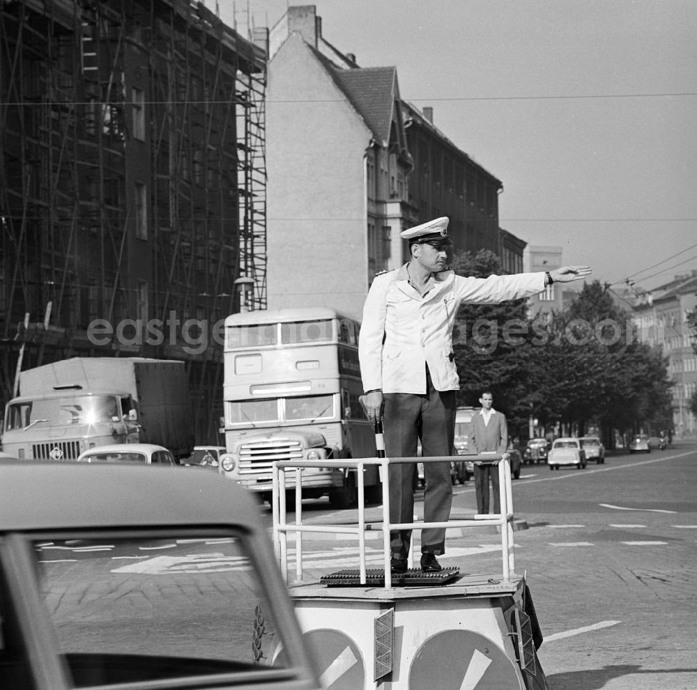 GDR photo archive: Berlin - Eine Ampel gibt es hier noch nicht. Junge Verkehrspolizisten nehmen am Rosenthaler Platz an einem Wettstreit zur manuellen Verkehrsregelung teil.