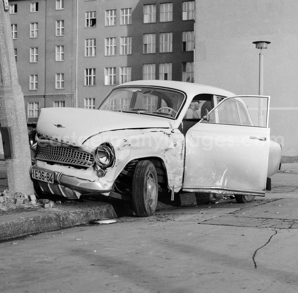 Berlin: Traffic accident in Berlin, the former capital of the GDR, the German Democratic Republic. A Wartburg 311 is frontally crashed into a lantern