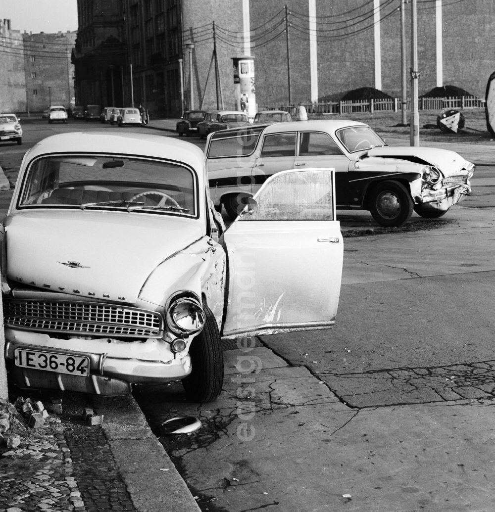 GDR image archive: Berlin - Traffic accident between a Wartburg 311 and Wartburg 311 Camping in Berlin, the former capital of the GDR, the German Democratic Republic