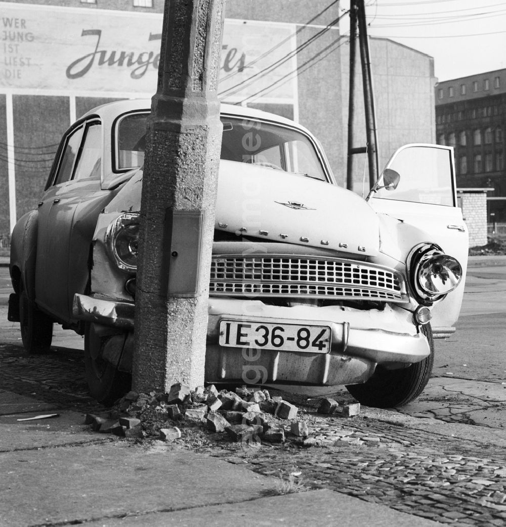 GDR photo archive: Berlin - Traffic accident in Berlin, the former capital of the GDR, the German Democratic Republic. A Wartburg 311 is frontally crashed into a lantern