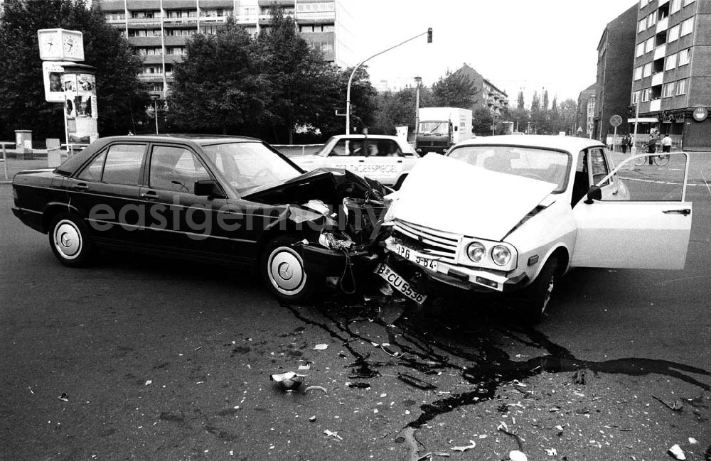 GDR photo archive: Berlin - Friedrichshain - Verkehrsunfall Franz-Mehring-Platz (Berlin-Friedrichshain) Mercedes Benz gegen Dacia 14.06.9