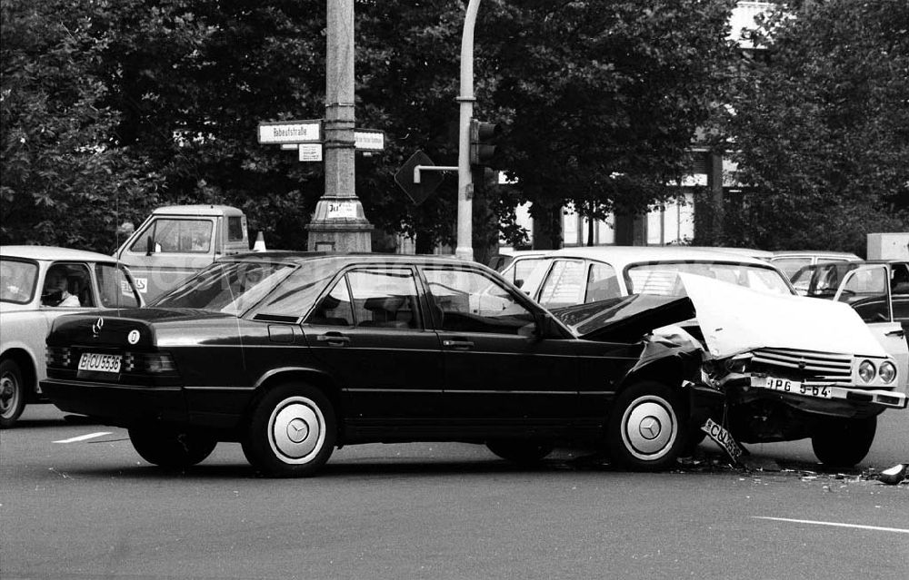 GDR picture archive: Berlin - Friedrichshain - Verkehrsunfall Franz-Mehring-Platz (Berlin-Friedrichshain) Mercedes Benz gegen Dacia 14.06.9