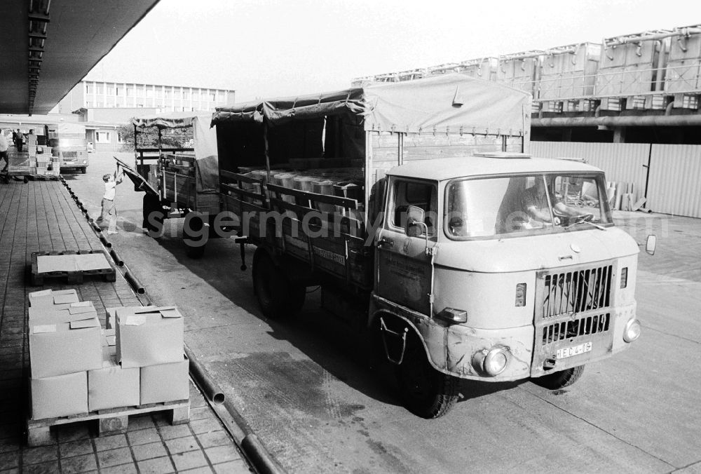 Berlin: Employees of the milk court VEB Berlin load in the loading ramp pickup van with milk products in Berlin, the former capital of the GDR, German democratic republic