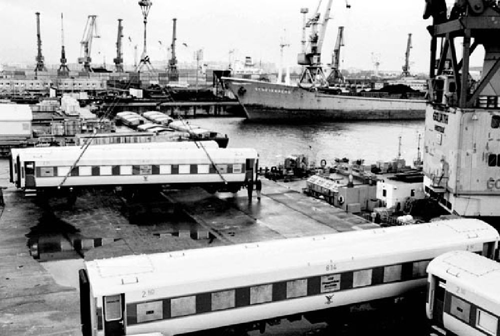 Rostock: 21.12.1986 Verladung von Eisenbahnwagons am Rostocker Hafen und Aufnahmen der Innenstadt von Rostock.
