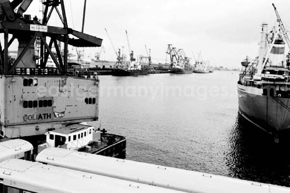 GDR image archive: Rostock - 21.12.1986 Verladung von Eisenbahnwagons am Rostocker Hafen und Aufnahmen der Innenstadt von Rostock.