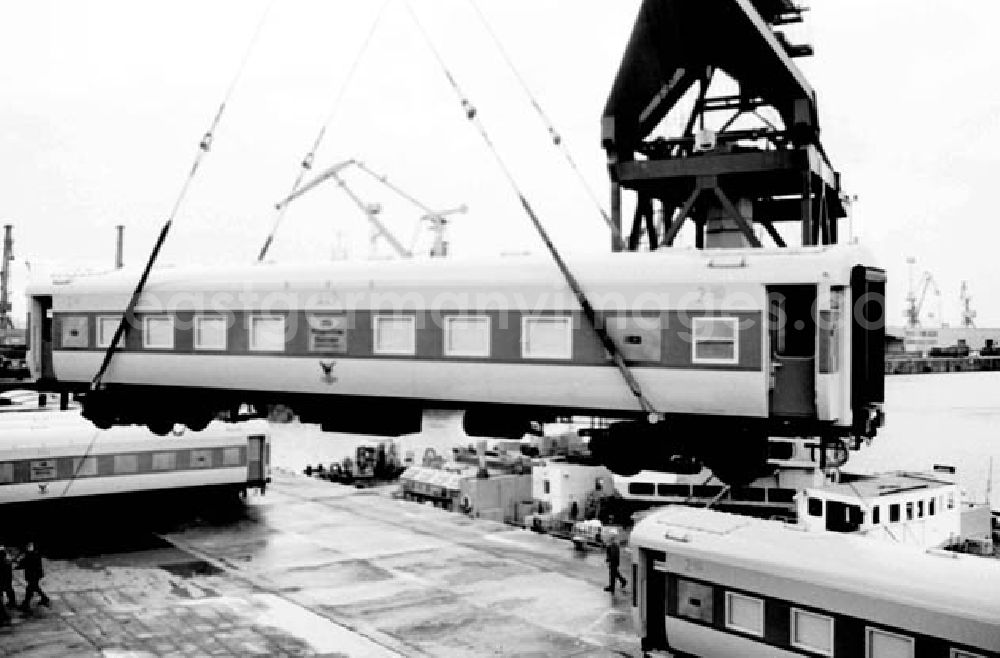 GDR photo archive: Rostock - 21.12.1986 Verladung von Eisenbahnwagons am Rostocker Hafen und Aufnahmen der Innenstadt von Rostock.