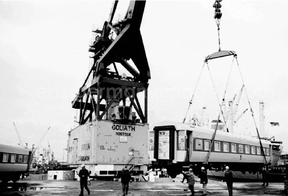 GDR picture archive: Rostock - 21.12.1986 Verladung von Eisenbahnwagons am Rostocker Hafen und Aufnahmen der Innenstadt von Rostock.