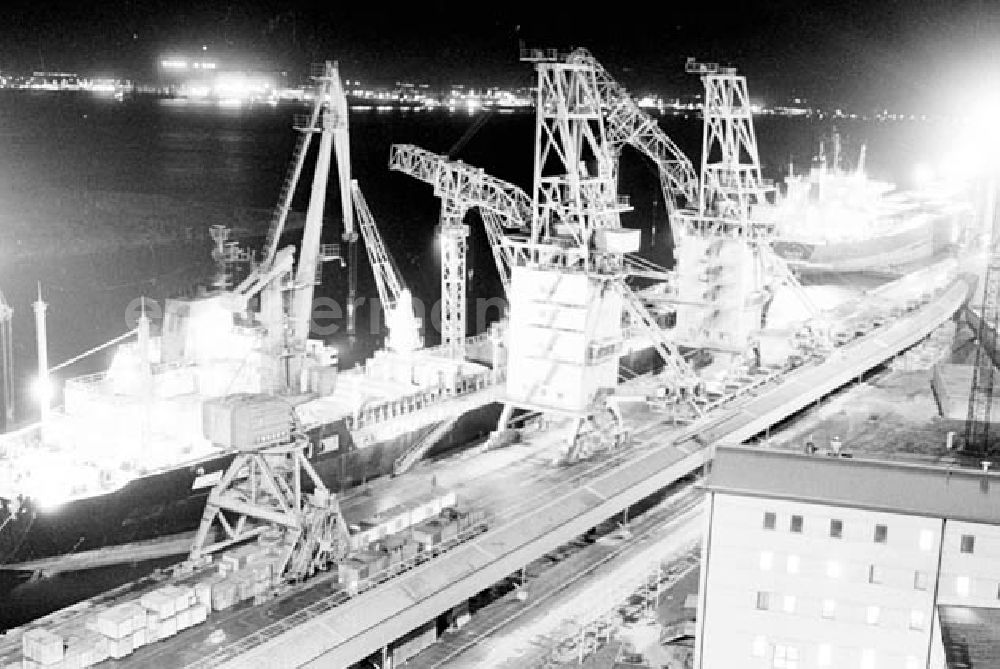 Rostock: 21.12.1986 Verladung von Eisenbahnwagons am Rostocker Hafen und Aufnahmen der Innenstadt von Rostock.