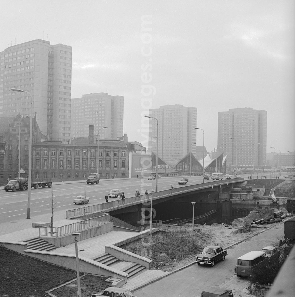 GDR image archive: Berlin - History of B1 over the Spree in the center of Berlin, the former capital of the GDR, the German Democratic Republic. In the background skyscrapers and the restaurant / restaurant Maple Leaf