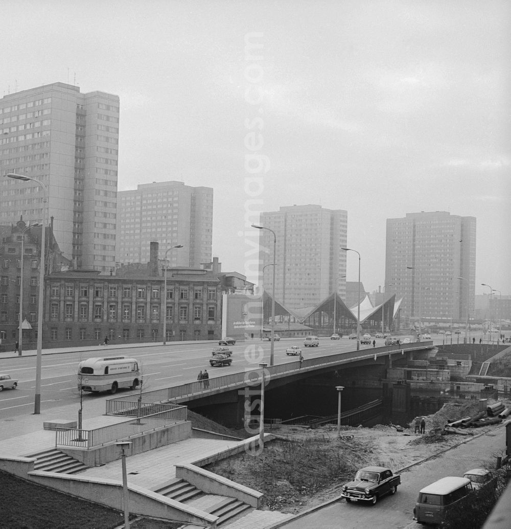 GDR photo archive: Berlin - History of B1 over the Spree in the center of Berlin, the former capital of the GDR, the German Democratic Republic. In the background skyscrapers and the restaurant / restaurant Maple Leaf