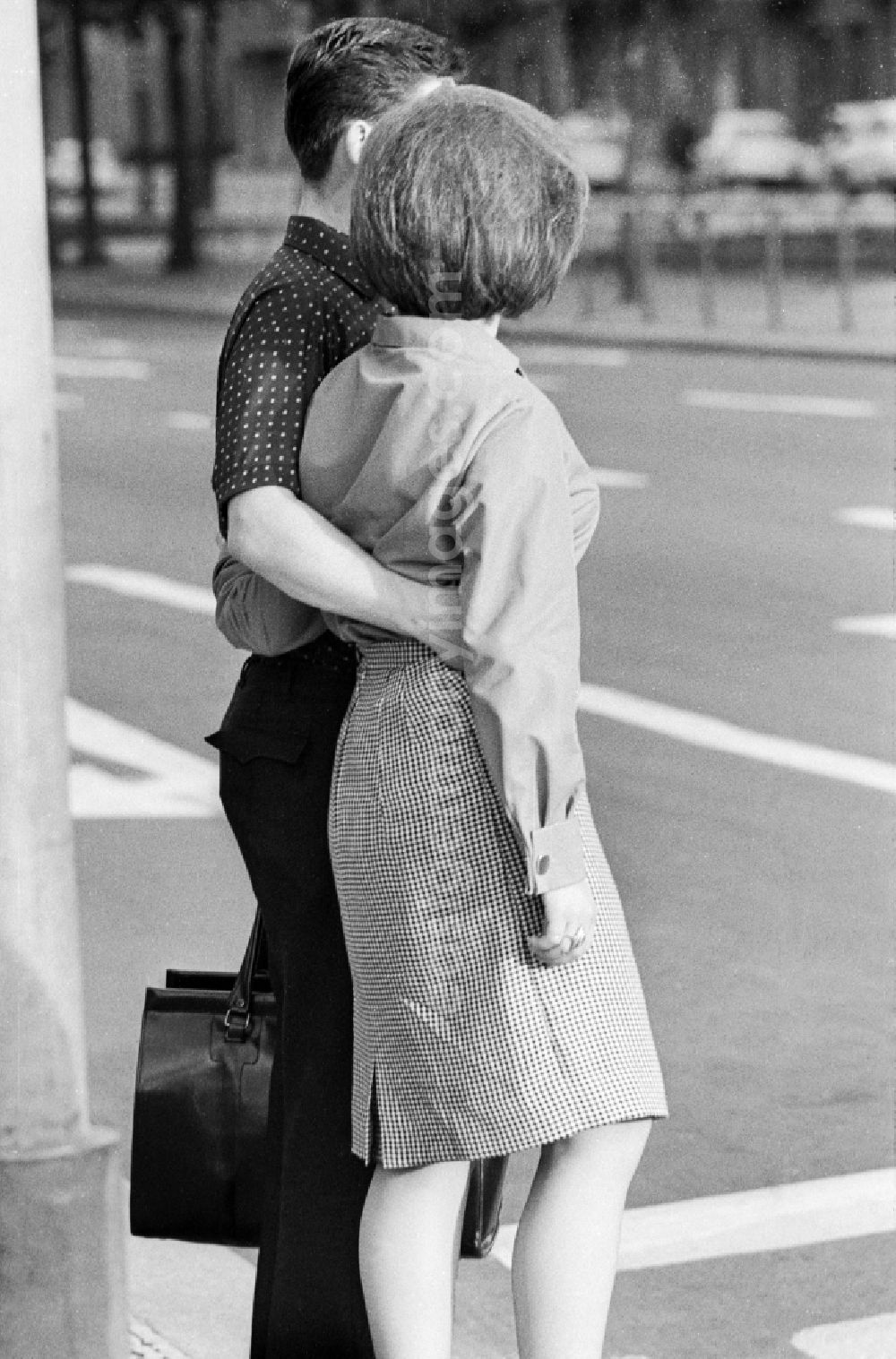 GDR picture archive: Berlin - Enamoured pair in Berlin, the former capital of the GDR, German Democratic Republic