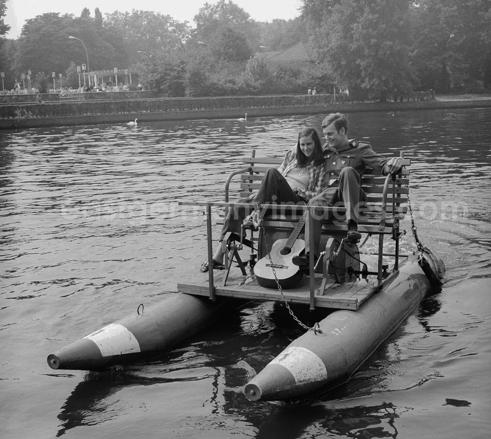 GDR picture archive: Berlin - A pair in love on a pedal boat on the Spree in Berlin, the former capital of the GDR, German democratic republic