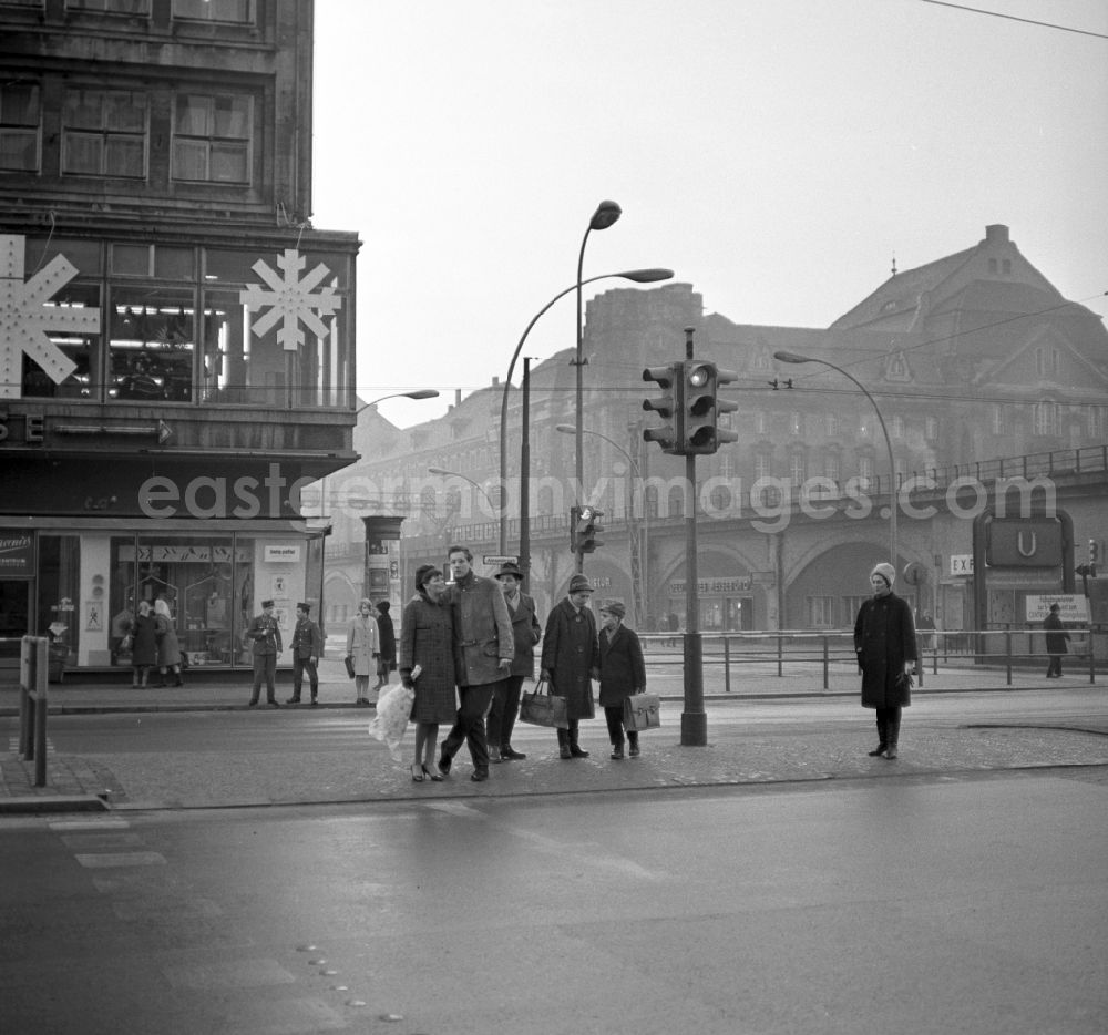 GDR image archive: Berlin - Mitte - A couple in love standing at a red light at Alexanderplatz in Berlin - Mitte. In the background is the district court Mitte and the district court of Berlin