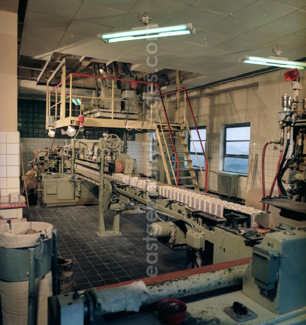 Güstrow: Verpackungsanlage in der VEB / Volkseigener Betrieb Zuckerfabrik Güstrow, heute im Besitz der Nordzucker AG. Die Fabrik gehörte zu den modernsten und leistungsfähigsten Betrieb in der DDR. Die Inbetriebnahme erfolgte im Oktober 1962.