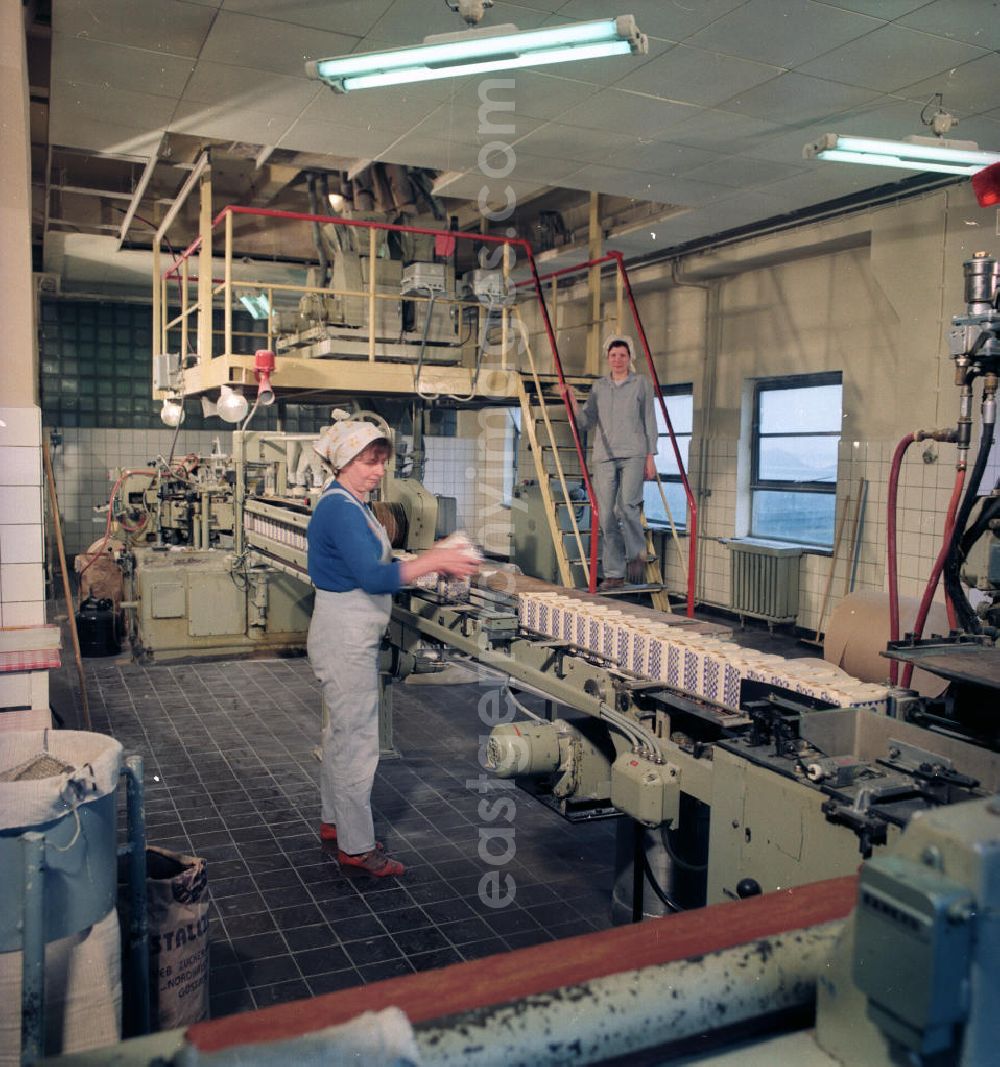 GDR photo archive: Güstrow - Arbeiterinnen an der Verpackungsanlage in der VEB / Volkseigener Betrieb Zuckerfabrik Güstrow, heute im Besitz der Nordzucker AG. Die Fabrik gehörte zu den modernsten und leistungsfähigsten Betrieb in der DDR. Die Inbetriebnahme erfolgte im Oktober 1962.