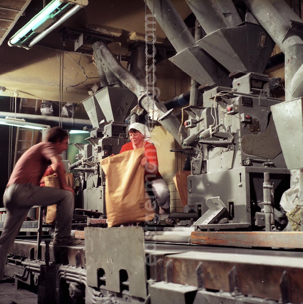 GDR picture archive: Güstrow - Arbeiterinnen an der Verpackungsanlage in der VEB / Volkseigener Betrieb Zuckerfabrik Güstrow, heute im Besitz der Nordzucker AG. Die Fabrik gehörte zu den modernsten und leistungsfähigsten Betrieb in der DDR. Die Inbetriebnahme erfolgte im Oktober 1962.